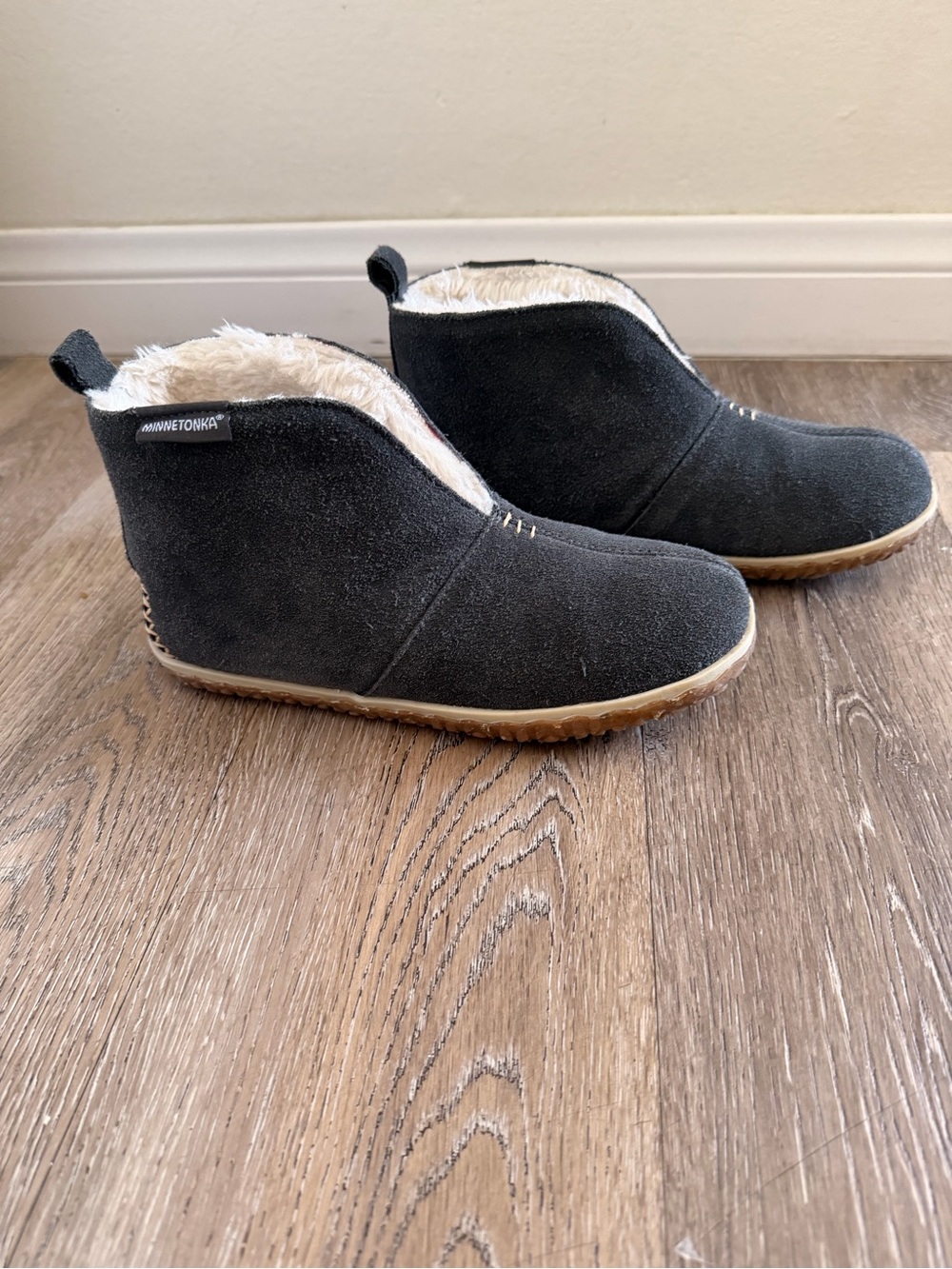 Minnetonka Tucson Charcoal Grey Suede Plush Lined Bootie Slippers Size 6M